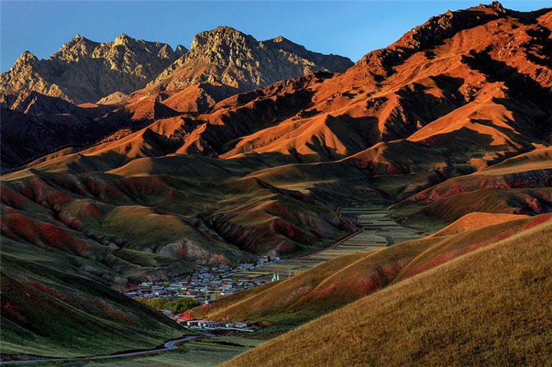 Le mont Zhuo'er (photo fournie par Harrison Zhao)　　Le mont Zhuo'er, constitué de grès rouge et de conglomérat, est réputé pour son relief danxia. Il appartient à la cha?ne Qilian.