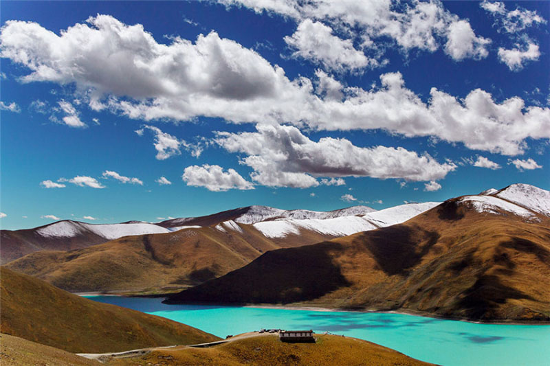 Le lac Yamdrok-Tso (photo fournie par Harrison Zhao)　　Le lac Yamdrok-Tso est situé dans le district de Nagarzê (préfecture de Shannan), à environ 70 kilomètres au sud-ouest de Lhassa. Sa superficie est de 675 mètres carrés.