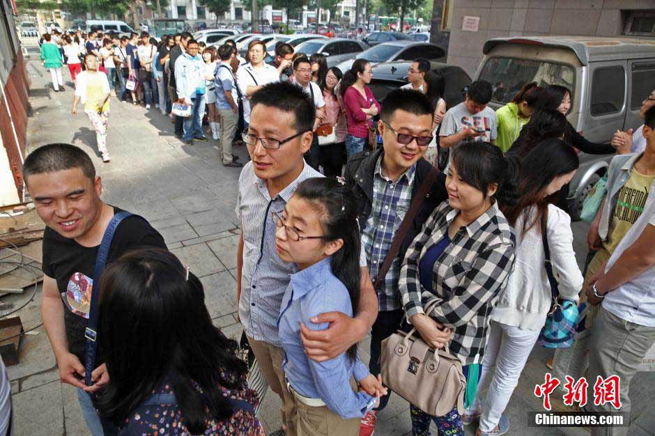 Frénésie de mariages à Beijing pour la ? Journée des amoureux en ligne ?