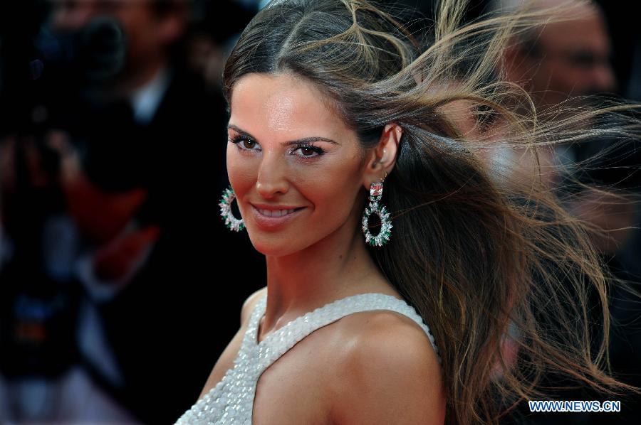 Izabel Goulart arrive sur le tapis rouge pour la projection du film "The Search" lors du 67e Festival de Cannes, le 21 mai 2014.