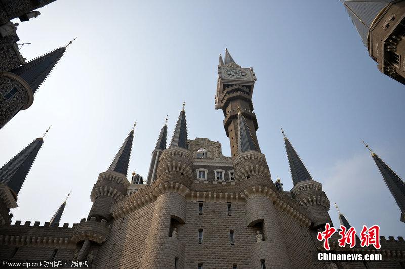 Le 24 mai 2014, sur le campus de l'Académie des beaux arts du Hebei en Chine, un chateau ressemblant étrangement au Collège de magie et de sorcellerie de Poudlard dans la suite romanesque de Harry Potter, a fait le buzz sur le Net. (Photo : CFP) 