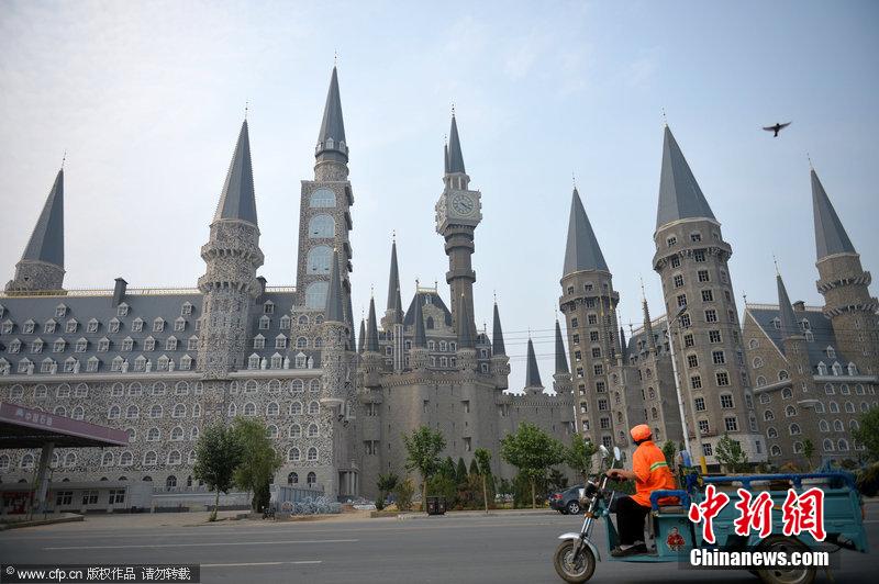 Le 24 mai 2014, sur le campus de l'Académie des beaux arts du Hebei en Chine, un chateau ressemblant étrangement au Collège de magie et de sorcellerie de Poudlard dans la suite romanesque de Harry Potter, a fait le buzz sur le Net. (Photo : CFP) 