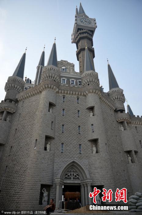 Le 24 mai 2014, sur le campus de l'Académie des beaux arts du Hebei en Chine, un chateau ressemblant étrangement au Collège de magie et de sorcellerie de Poudlard dans la suite romanesque de Harry Potter, a fait le buzz sur le Net. (Photo : CFP) 