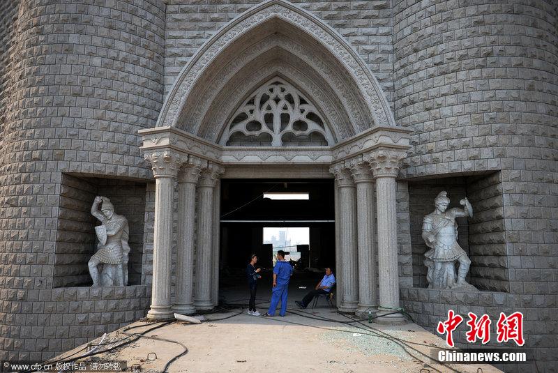 Le 24 mai 2014, sur le campus de l'Académie des beaux arts du Hebei en Chine, un chateau ressemblant étrangement au Collège de magie et de sorcellerie de Poudlard dans la suite romanesque de Harry Potter, a fait le buzz sur le Net. (Photo : CFP) 