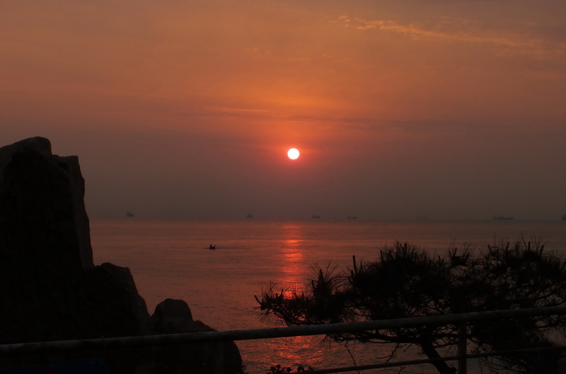 Le magnifique lever du soleil sur la plage de Beidaihe