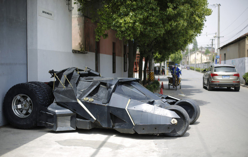 Un fan de Batman ouvre la porte de sa Batmobile