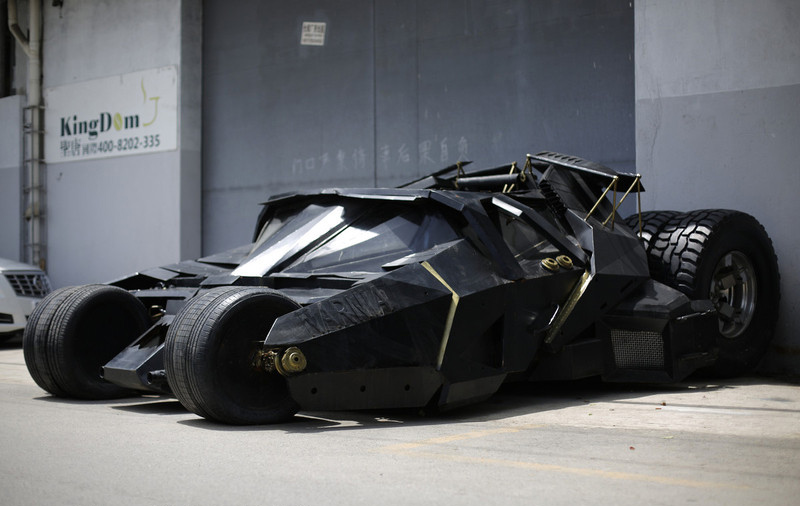 Un fan de Batman ouvre la porte de sa Batmobile