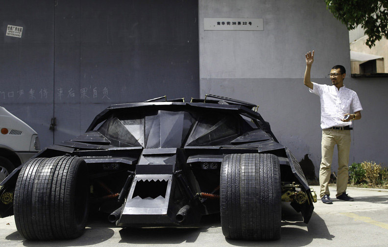 Un fan de Batman ouvre la porte de sa Batmobile