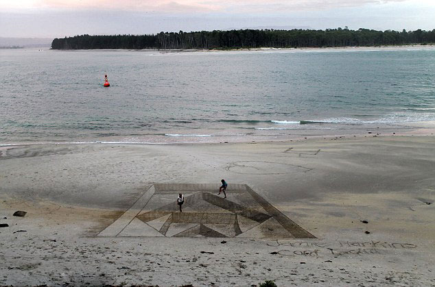 Des dessins en 3D sur la plage