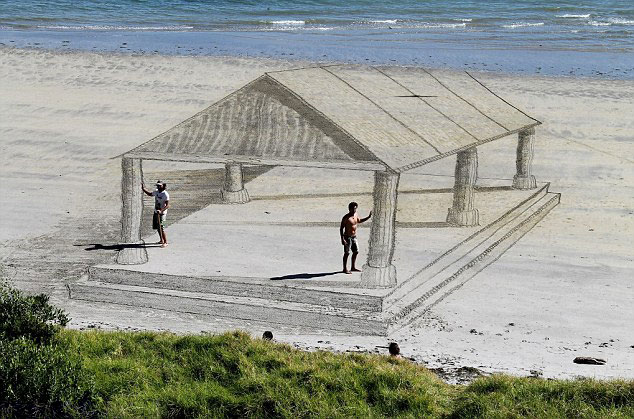 Des dessins en 3D sur la plage