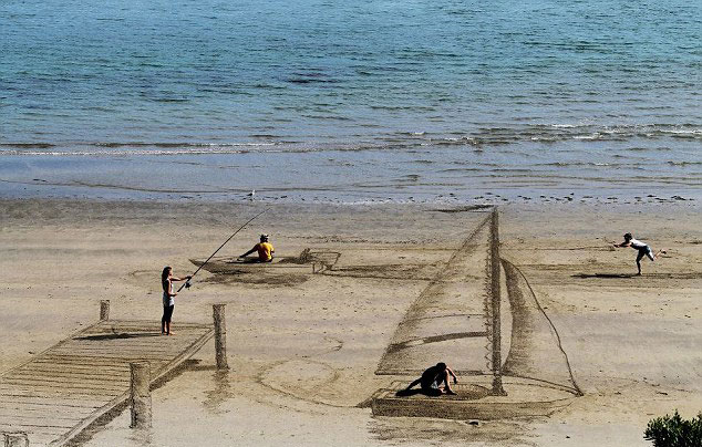 Des dessins en 3D sur la plage