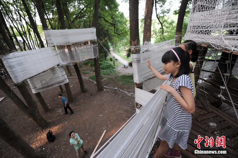 Photo prise le 3 juin 2014 montrant une cabane dans les arbres dans un bois près de l’Institut d’architecture et d’urbanisme de l’Université des Sciences et des Technologies de Huazhong, à Wuhan, la province du Hubei (centre de la Chine).