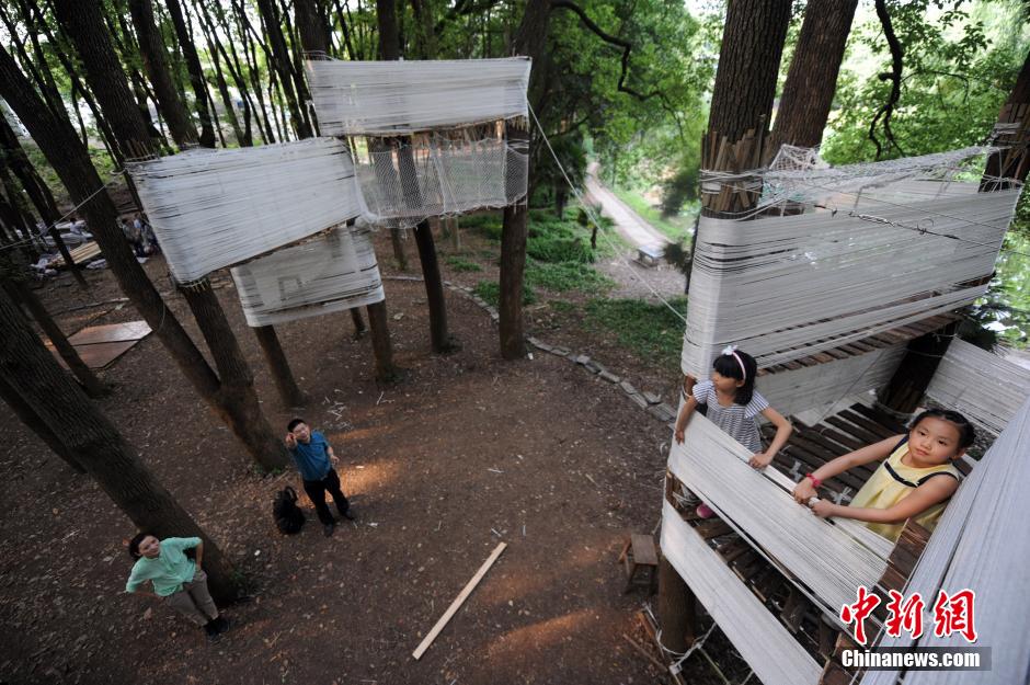 Photo prise le 3 juin 2014 montrant une cabane dans les arbres dans un bois près de l’Institut d’architecture et d’urbanisme de l’Université des Sciences et des Technologies de Huazhong, à Wuhan, la province du Hubei (centre de la Chine).