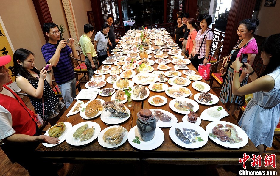 Photo prise le 19 juillet 2013, montrant une grande variété de ? plats délicieux ? faits en pierre à Shoushan, à Fuzhou, capitale de la Province du Fujian, dans le Sud-est de la Chine. [Photo / Chinanews.com]