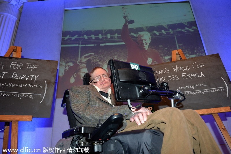 Le Professeur Stephen Hawking, physicien, cosmologiste et auteur, dévoile les conclusions de son ouvrage ? Une brève histoire de la fa?on dont l'Angleterre peut remporter la Coupe du Monde ?, a Londres, le 28 mai 2014. [Photo / IC]