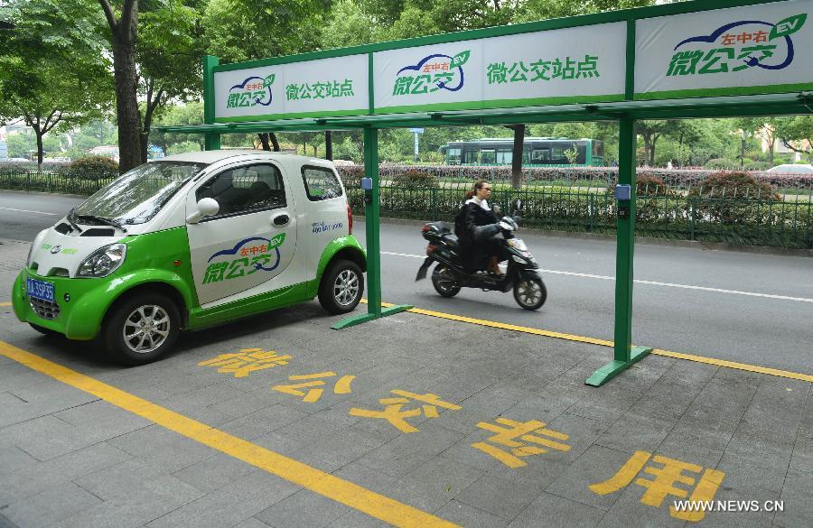 Une voiture électrique compacte est garée dans point de location publique à Hangzhou, la capitale de la province du Zhejiang (est de la Chine), le 3 Juin 2014. Hangzhou a lancé son propre service de location de voitures électriques, intitulé "Micro Public Transport?, en octobre 2013. Les clients sont facturés à un taux horaire et peuvent laisser le véhicule dans l’un centres de location de la ville.[Photo/Xinhua]