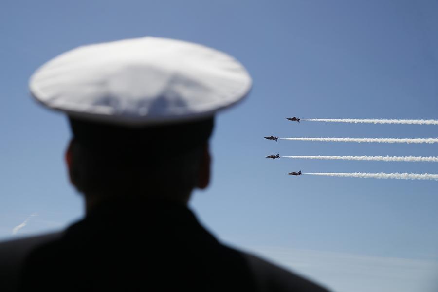 L'équipe de voltige aérienne de la Royal Air Force, les Red Arrows, en démonstration, à l’occasion des commémorations du Jour J à Portsmouth, le 5 juin 2014. Portsouth, le site de débarquement d’une grande partie de la force d'invasion en juin 1944, a marqué jeudi le 70e anniversaire du jour J. [Photo/agences]