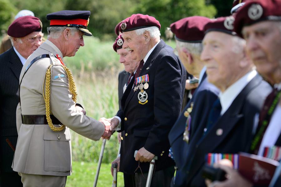 Le prince Charles assiste à une cérémonie commémorative à la mémoire des actions du Jour J de la 6e Division aéroportée britannique et du 1er Bataillon canadien de parachutistes au village de Bavent près des c?tes normandes, le 5 juin 2014. [Photo/agences]