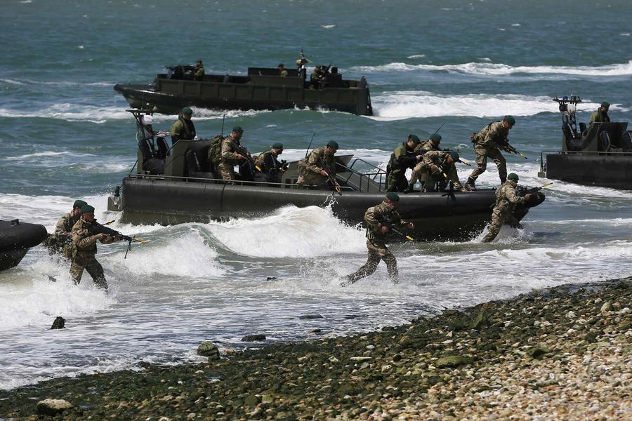 Des fusiller marins et commandos prennent part aux commémorations du Jour J à Portsmouth, le 5 Juin 2014. Portsouth, le site de débarquement d’une grande partie de la force d'invasion en juin 1944, a marqué jeudi le 70e anniversaire du jour J. [Photo/Agences]