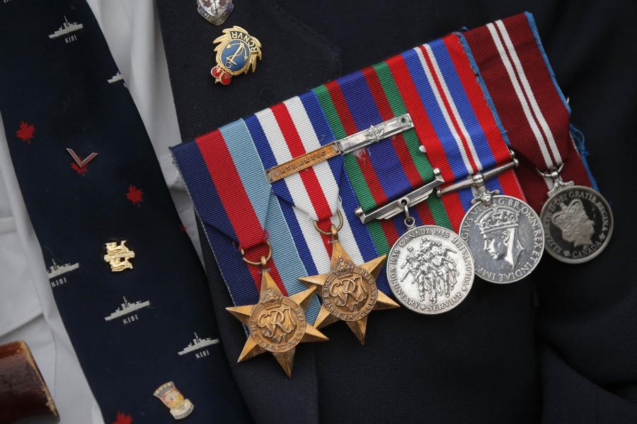 Les nombreuses décorations d'un ancien combattant canadien du Jour J assistant à une cérémonie commémorative au Conseil régional de Caen, le 4 Juin 2014. Une vingtaine de chefs d'Etat vont assister plusieurs cérémonies réunissant 3000 anciens combattants le long des c?tes du nord de la France, où les forces alliées ont débarqué le 6 juin 1944. Une impressionnante invasion maritime ayant accéléré la défaite de l'Allemagne nazie durant la Seconde Guerre mondiale. [Photo/agences]