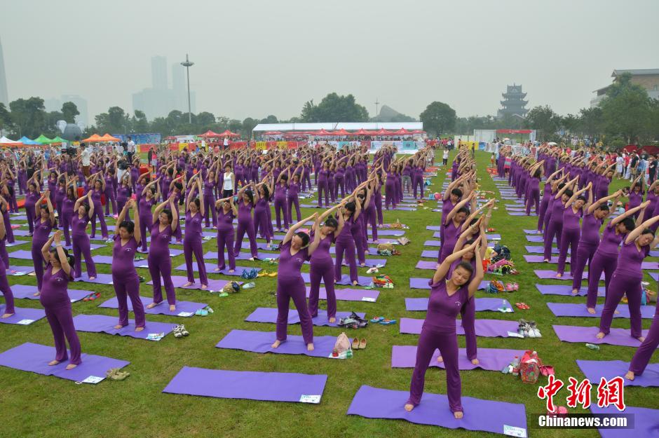 Changsha : 505 femmes enceintes pratiquent le yoga ensemble