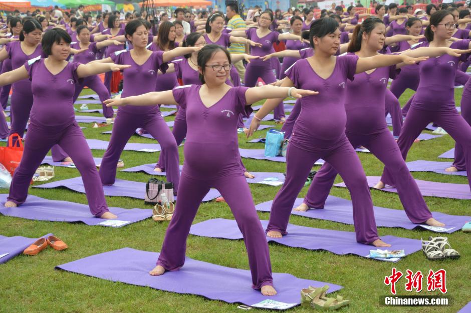 Changsha : 505 femmes enceintes pratiquent le yoga ensemble