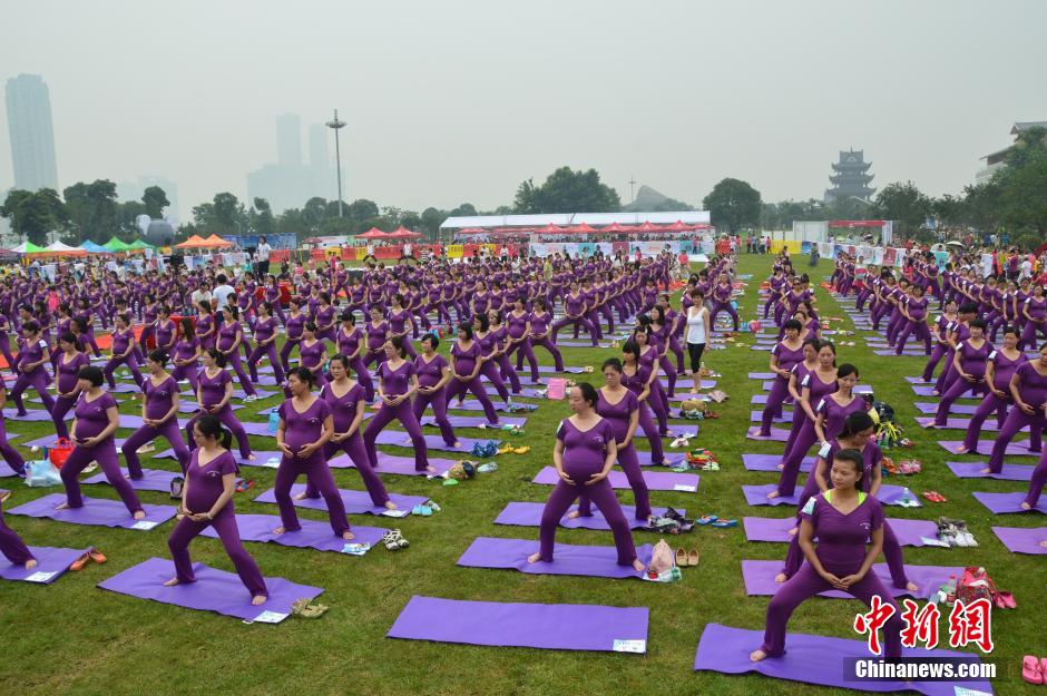 Changsha : 505 femmes enceintes pratiquent le yoga ensemble