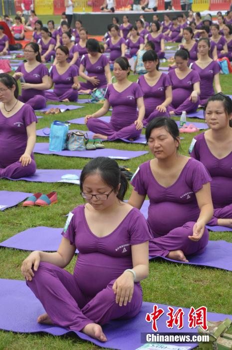 Changsha : 505 femmes enceintes pratiquent le yoga ensemble