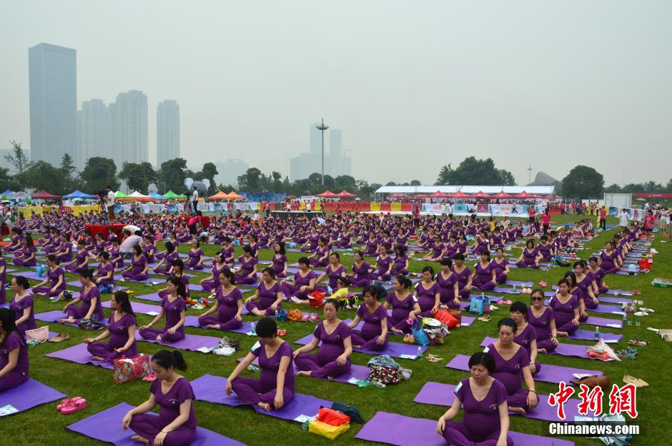 Changsha : 505 femmes enceintes pratiquent le yoga ensemble