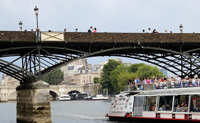 Une grille du Pont des Arts tombe à cause des ? cadenas d'amour ?