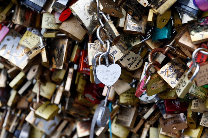 Une grille du Pont des Arts tombe à cause des ? cadenas d'amour ?