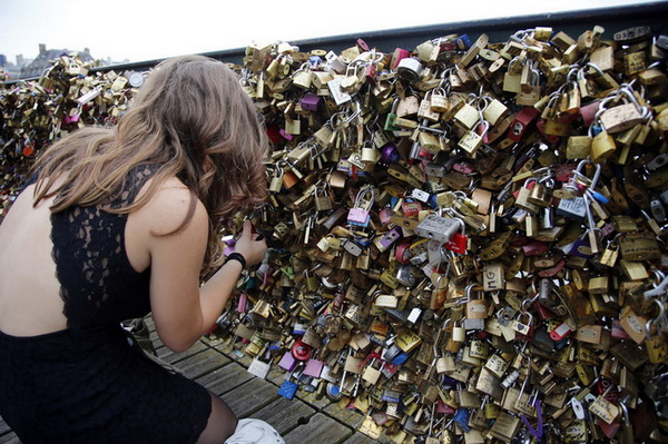 Une grille du Pont des Arts tombe à cause des ? cadenas d'amour ?