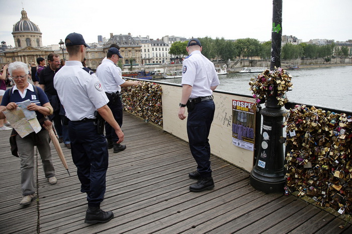 Une grille du Pont des Arts tombe à cause des ? cadenas d'amour ?