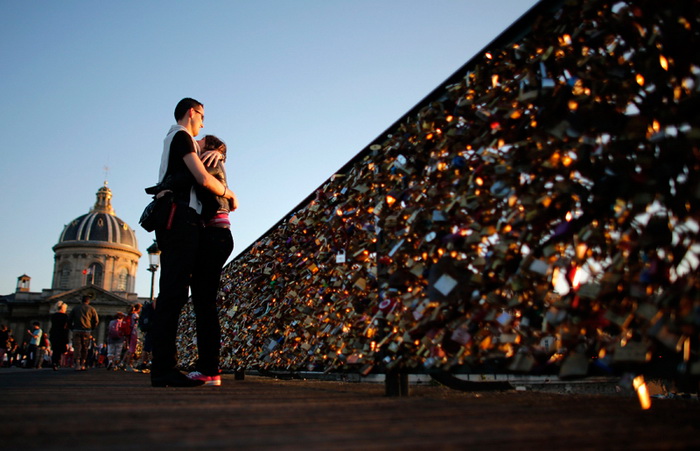 Une grille du Pont des Arts tombe à cause des ? cadenas d'amour ?