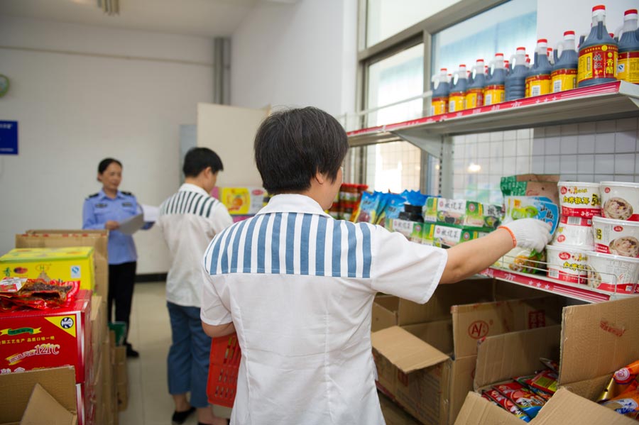 Après que les prisonniers aient commandé en ligne en utilisant l'intranet de la prison, les détenus affectés à cette tache réceptionnent les marchandises destinées à satisfaire les commandes, à la maison de correction pour jeunes délinquants de l'Anhui, lundi à Hefei, capitale de la province. [Photo / Xinhua] 