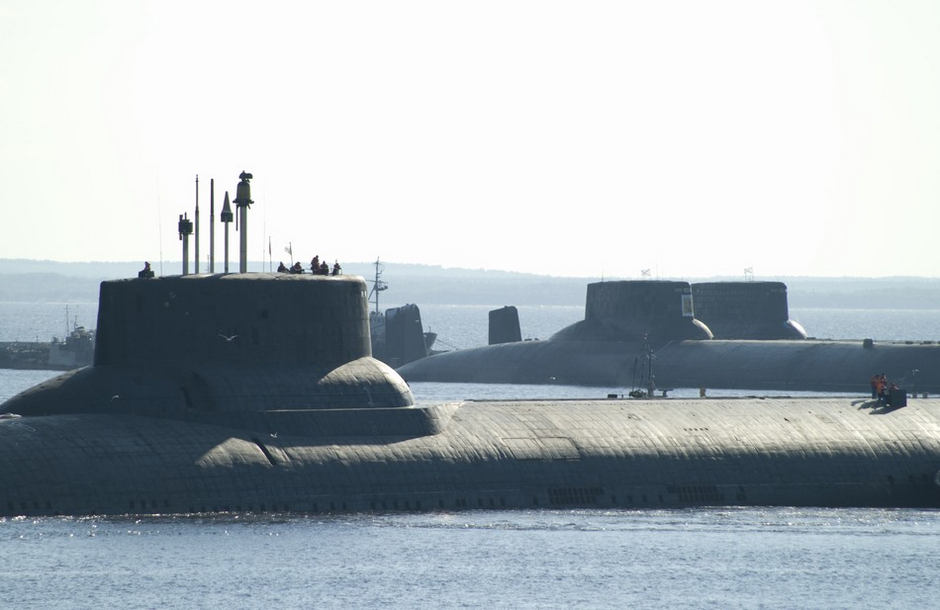 Apparition simultanée de trois sous marins Typhoon, les plus grands du monde