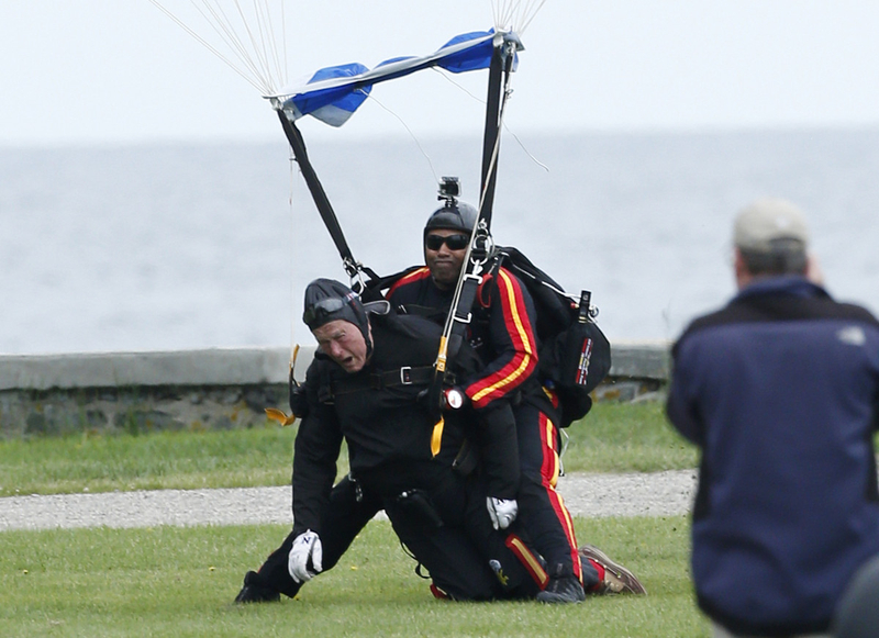 George Bush senior fête son 90e anniversaire avec un saut en parachute