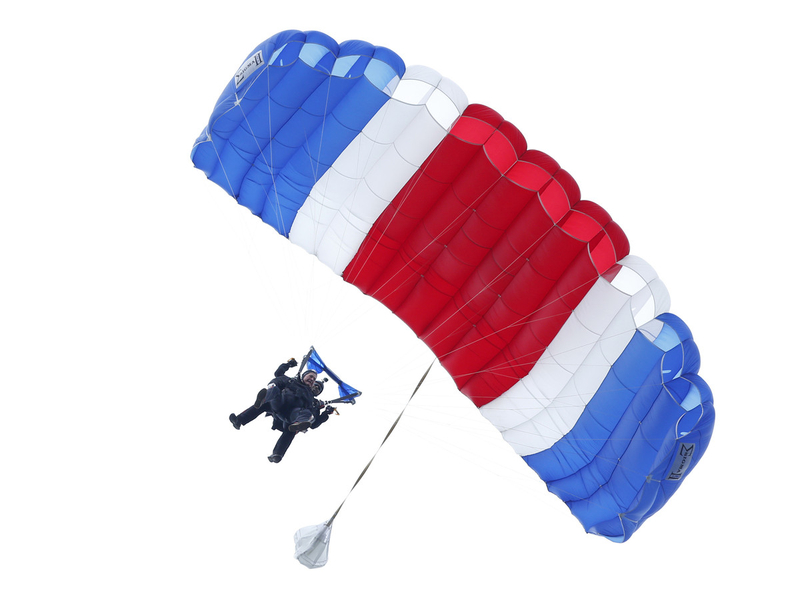 George Bush senior fête son 90e anniversaire avec un saut en parachute