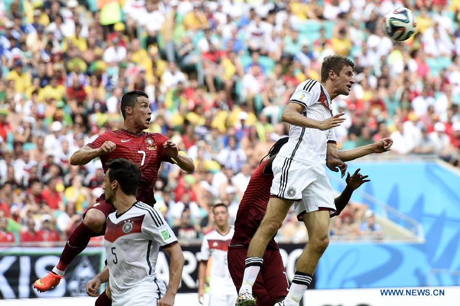 L'Allemagne a écrasé le Portugal 4 à 0 dans son premier match du groupe G du Mondial, lundi à à Salvador.Les buts allemands ont été inscrits par Muller (12 sur pen, 45+1, 78), auteur du premier triplé de la Coupe du monde au Brésil, et par Hummels (32).