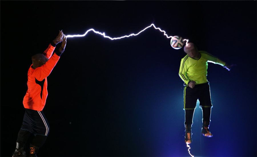 Deux hommes jouent au foot comme s'ils étaient connectés par la foudre. 