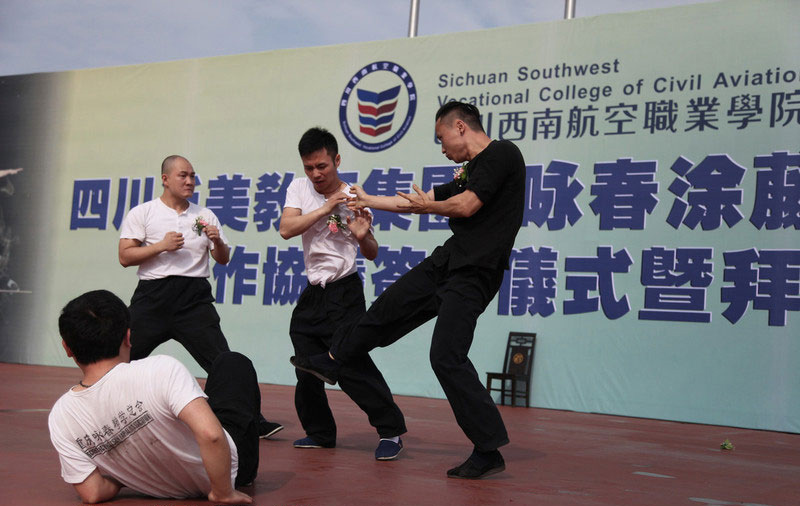 Les h?tesses de l’air apprennent le Kung Fu