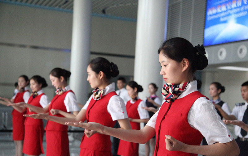 Les h?tesses de l’air apprennent le Kung Fu