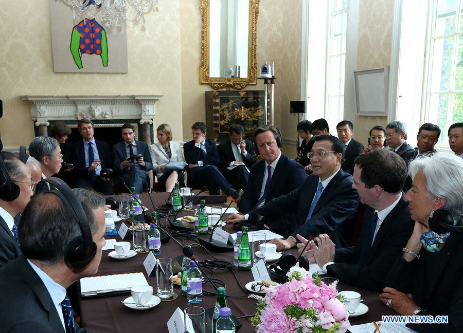 Le Premier ministre chinois appelle à un développement inclusif lors d'une table ronde mondiale