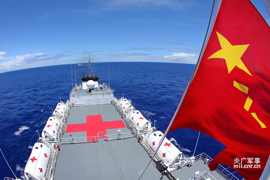 Le navire-h?pital chinois Heping Fangdan, qui a servi de base de centre de formation, au centre de l’escadre conjointe (photo Ju Zhenhua).