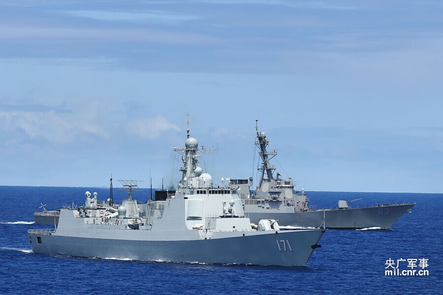 Le 18 juin heure locale, le Haikou de la marine chinoise et le destroyer Howard de l'US Navy naviguent de conserve lors de l’exercice conjoint (photo Ju Zhenhua).