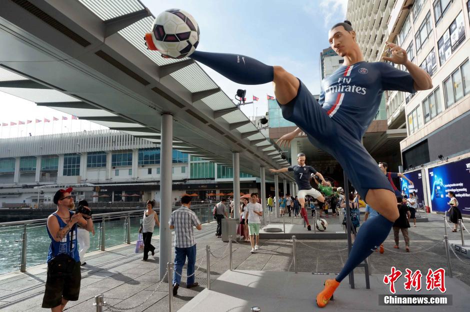 Huit statues de stars du football à Hong Kong 