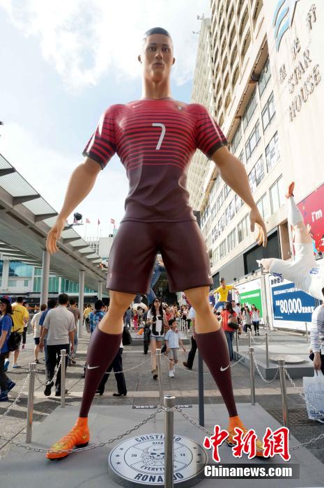 Huit statues de stars du football à Hong Kong 