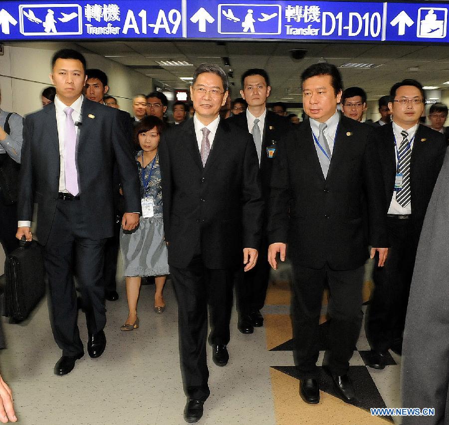 Zhang Zhijun (centre)