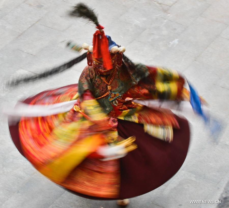 Un lama effectue la danse du sorcier au Temple Drigong Ti, dans le Comté de Maizhokunggar, à Lhassa (Région autonome du Tibet, dans le Sud de la Chine), le 25 juin 2014.