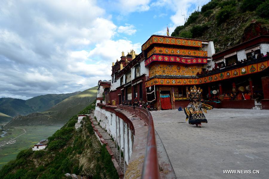 Un lama effectue la danse du sorcier au Temple Drigong Ti, dans le Comté de Maizhokunggar, à Lhassa (Région autonome du Tibet, dans le Sud de la Chine), le 25 juin 2014. 